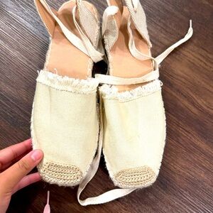 🤍🤍Cream color slippers🤍🤍
⭐️⭐️stunning and gorgeous⭐️⭐️